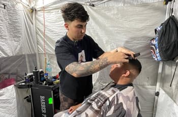 Barberías callejeras: el arte del taper, el mohicano y los desvanecidos en los barrios de CDMX