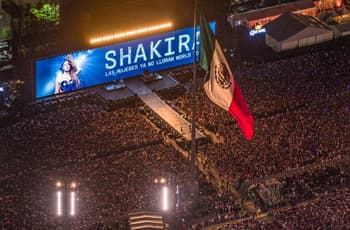 Sheinbaum celebra récord de Shakira en el Zócalo: “La vi desde una ventana de Palacio Nacional”