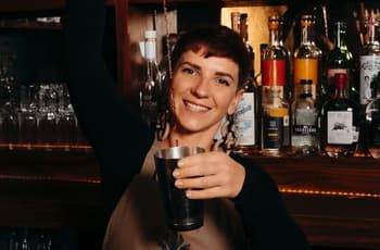 8M: Brindemos Bienestar, la iniciativa de mujeres que busca erradicar el abuso laboral en bares