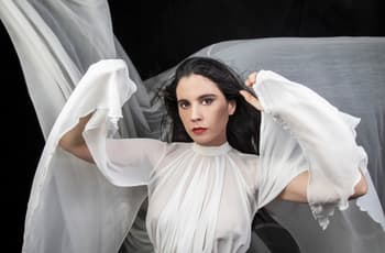 Javiera Mena trae su concierto Inmersión a CDMX, promete una noche de dualidad