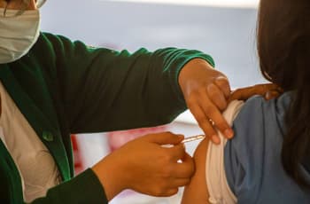 ¿Qué vacunas debes aplicarte según tu edad? Estas son las indicadas para niños, adolescentes y adultos mayores