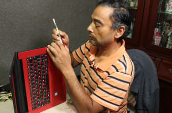 El profesor que “revive” computadoras para estudiantes de la UNAM