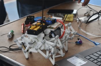 Creatividad, combate y chispas: el IPN celebró su XV Guerra de Robots