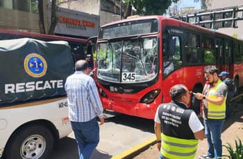 Chocan dos unidades de Metrobús en Insurgentes; hay 16 personas lesionadas