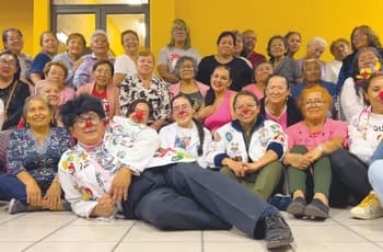 El Dr. Pandita y su equipo de narices rojas que acompaña en los momentos difíciles