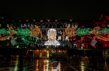 Alumbrado patrio del Zócalo de CDMX rinde homenaje a heroínas de la Independencia: ¿hasta cuándo estará?