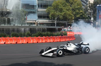 Checo Pérez quema llanta en Paseo de la Reforma: así fue el showrun del piloto de Fórmula 1 | FOTOS