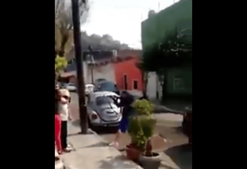 amenaza con un rifle