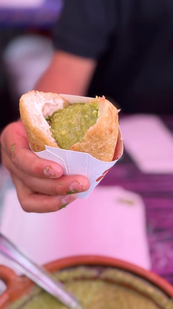 Garnachita rellena de queso con guacamole. Foto: Liz Basaldúa