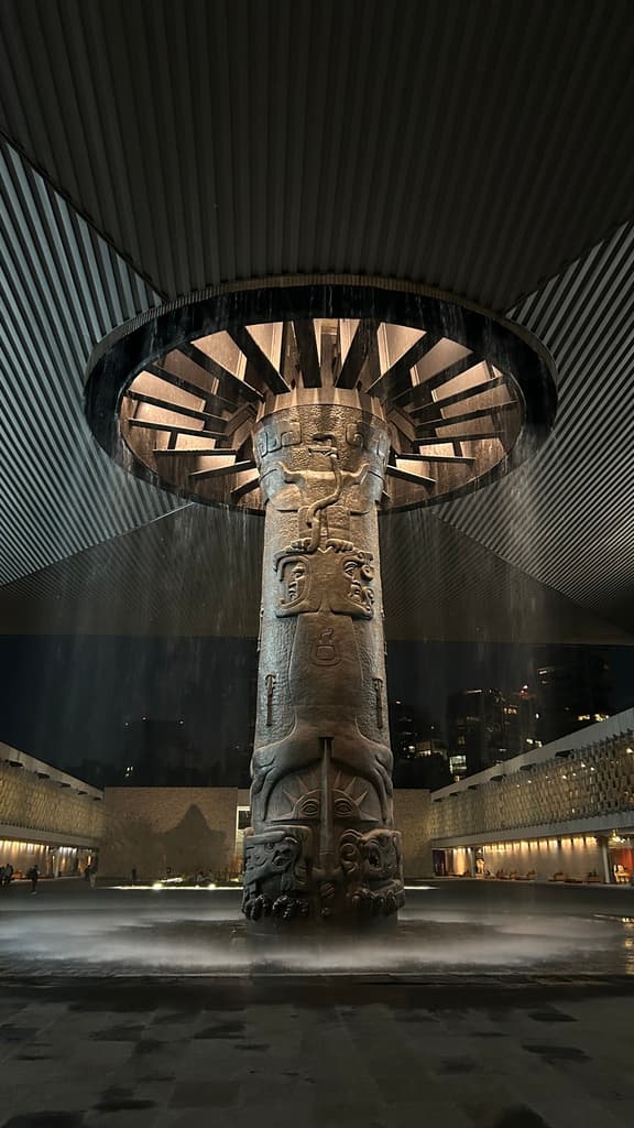 Museo Nacional de Antropología en CDMX con la Piedra del Sol y arquitectura monumental