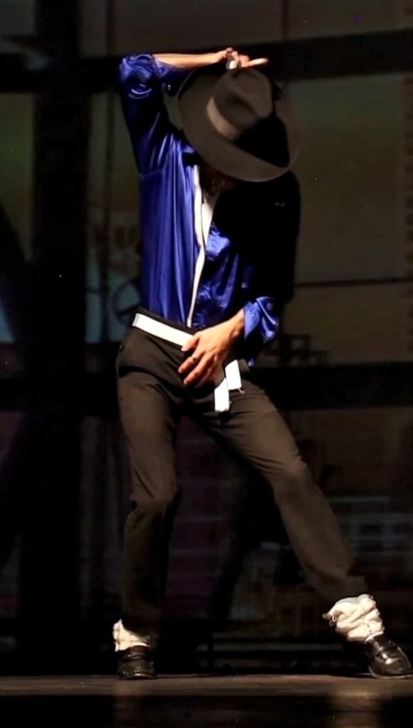 Erick Jackson, bailarín e imitador mexicano que mantiene vivo el legado de Michael Jackson en Coyoacán. | Foto: Erick Jackson