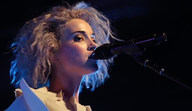 St. Vincent en concierto con The Killers