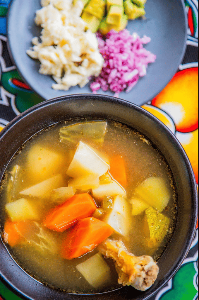Caldo tlalpeño preparado en Barra Alipús en el Centro de Tlalpan | Foto: Rafael Amed