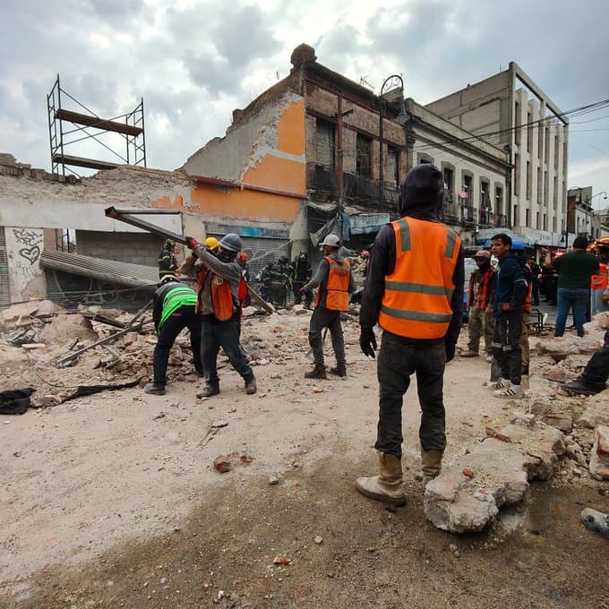 Se desploma barda sobre microbús en el Centro Histórico de CDMX; hay 4 lesionados | Foto: Gob CDMX