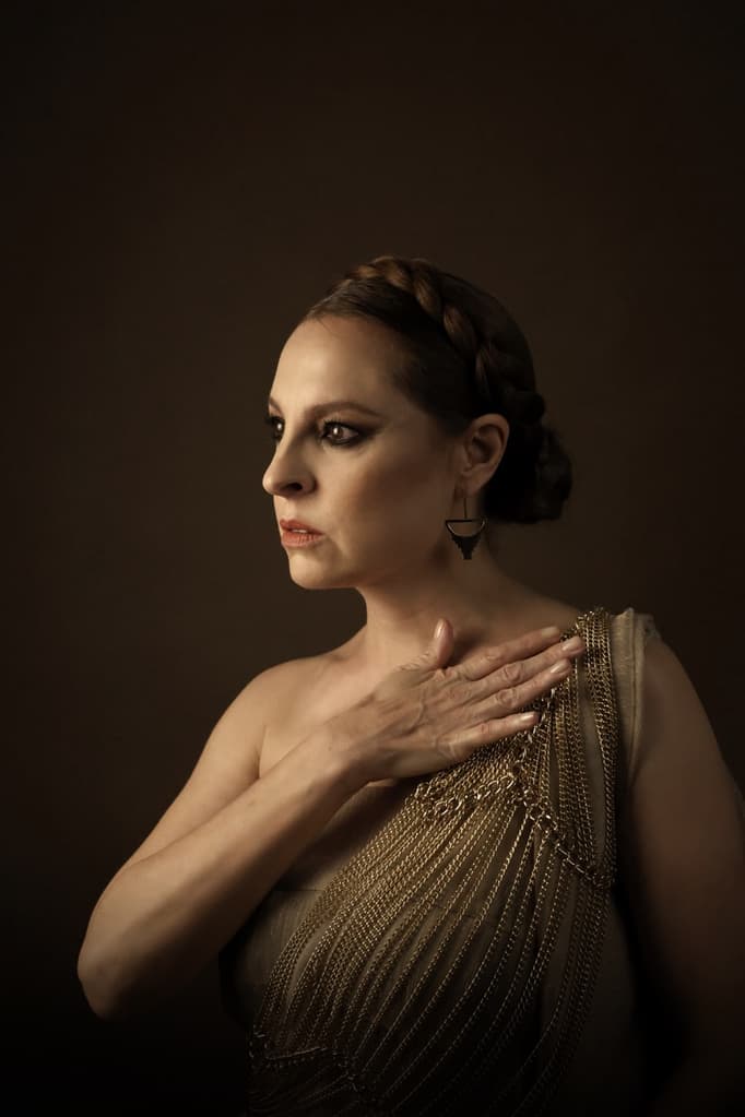 Marina de Tavira protagoniza La niña en el altar: una relectura feminista de la tragedia griega | Foto: Incidente Teatro