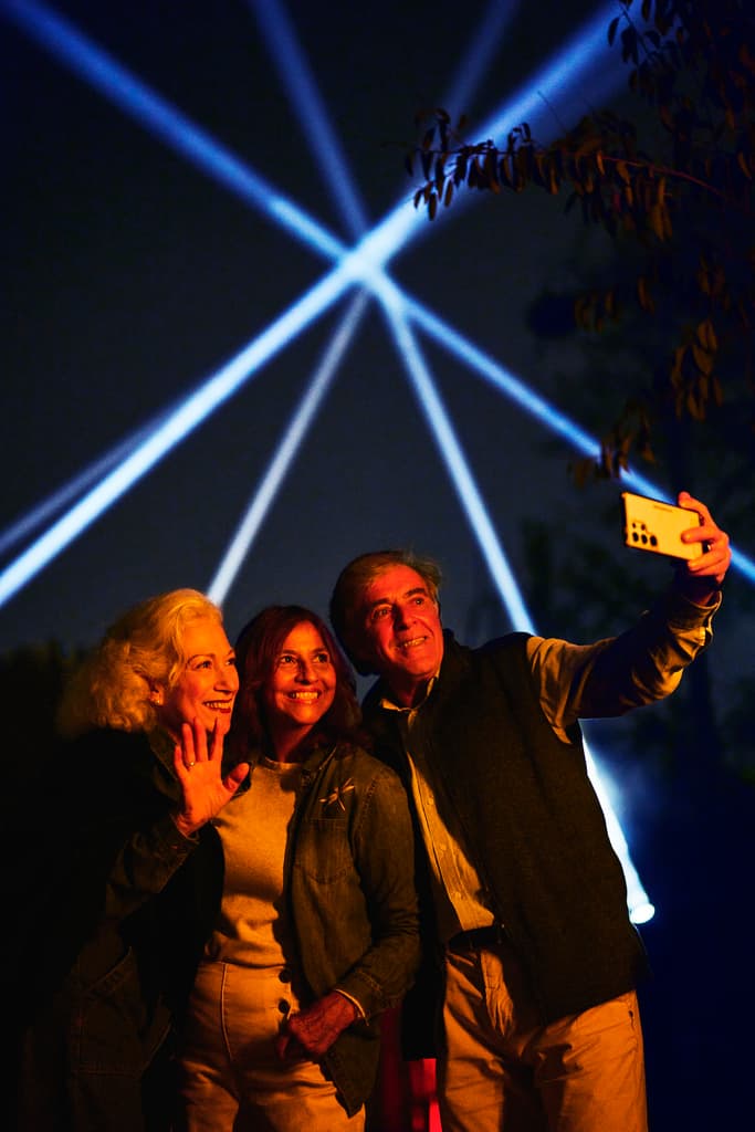 Personas tomándose una selfie en la experiencia.