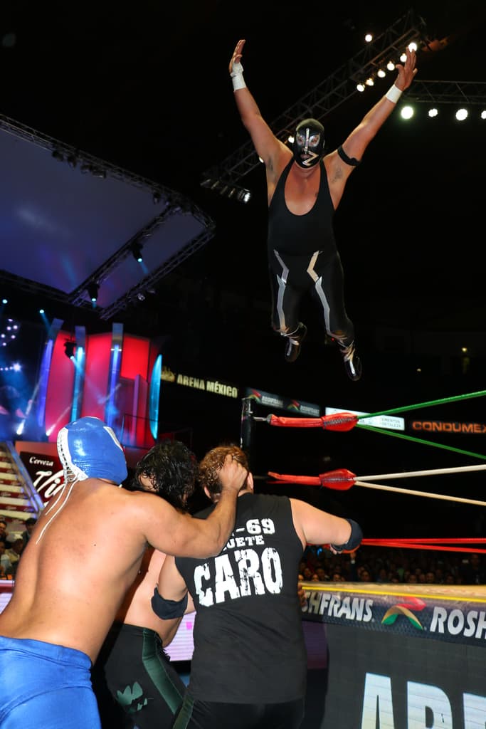 p.21_Rayo de Jalisco, plancha suicida_Foto-José Gandhy Mares Martinez (Black Terry Jr.)