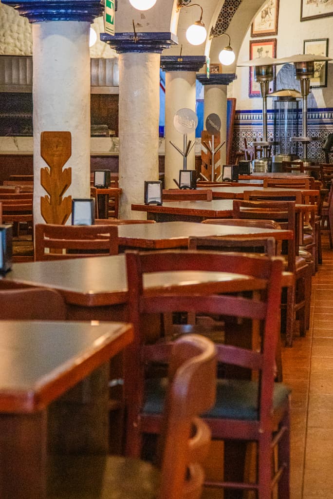 Ambiente familiar y música en vivo en La Valenciana, una cantina histórica de CDMX. | Foto: Rafael Amed