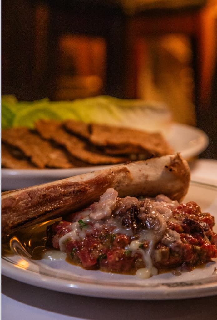 Carne tártara en Salón Ríos, una cantina contemporánea de Ciudad de México. | Foto: Rafael Amed
