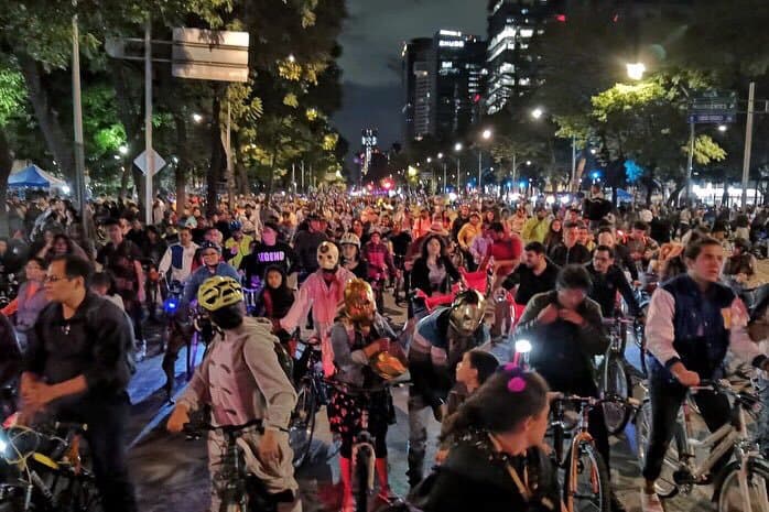 paseo nocturno de día de muertos
