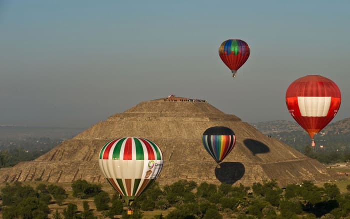 Juego de pelota y show de globos en Teotihuacán