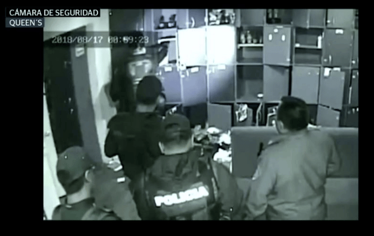 policías siembran droga en un bar