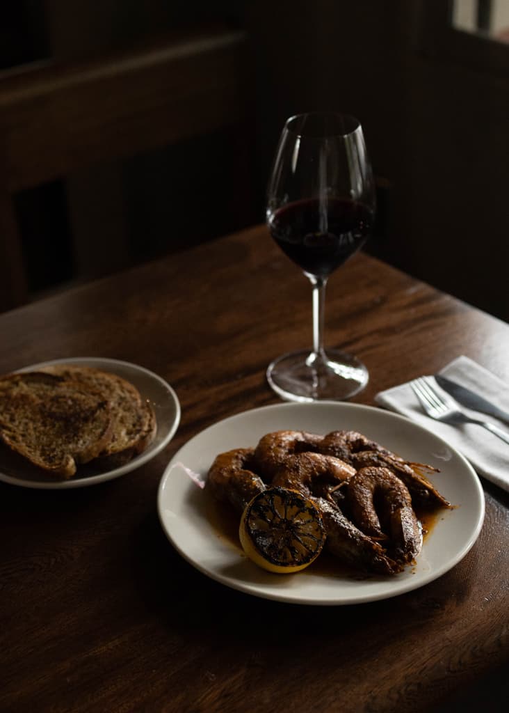 camarones ahumados y copa de vino de Marne restaurante