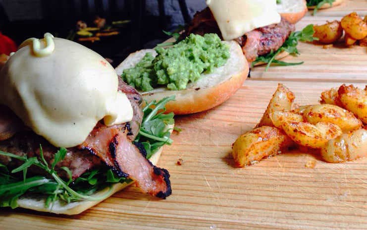 Para apetitos voraces, la hamburguesa Apache