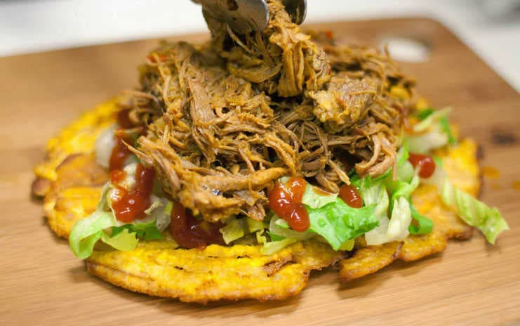 Patacones con carne desmechada de Tintico