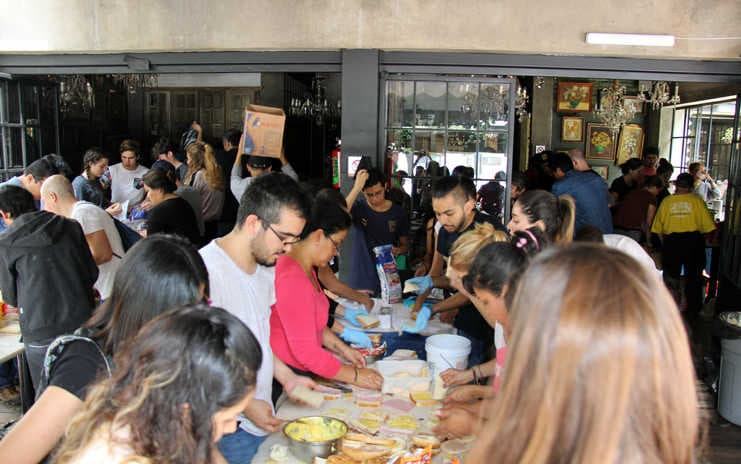 Voluntarios preparando comida en el restaurante Mexsi Bocu