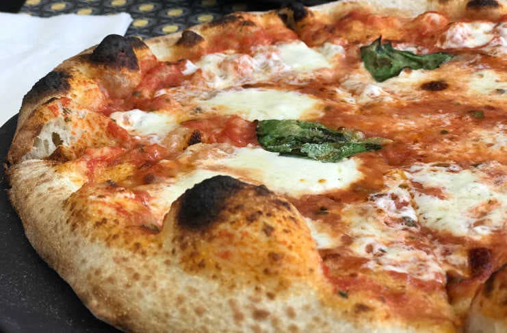 Pizza margarita de la Trattoria della Casa Nuova - Restaurantes abiertos en Semana Santa.