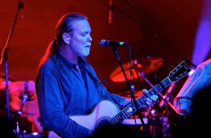 Gregg Allman tocando en 2016