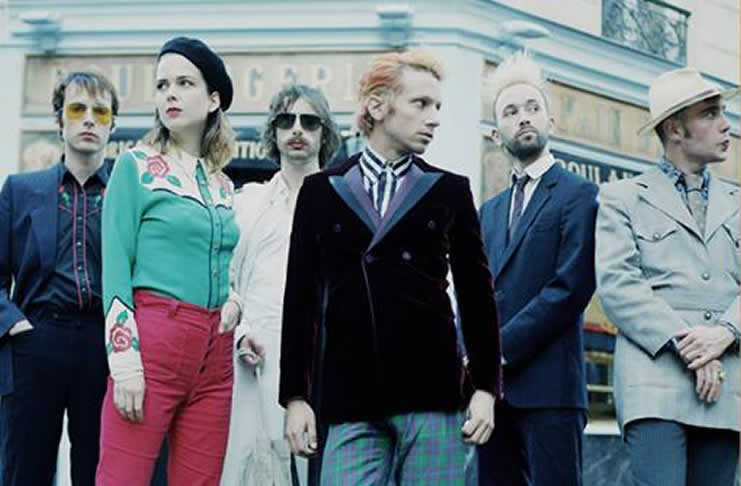 la femme en el plaza