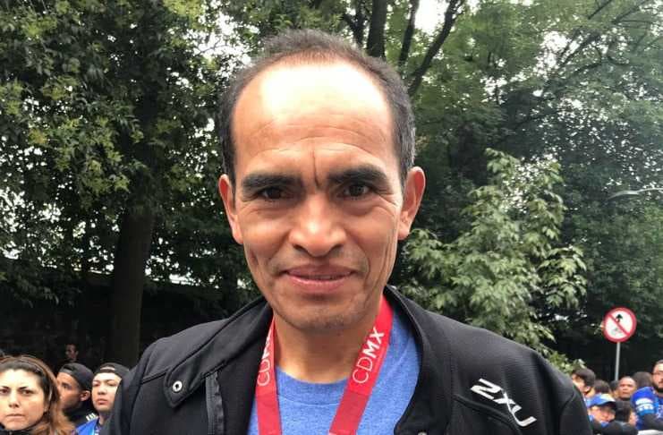 Carlos Juárez le donó su medalla del Maratón al Dr. Simi el domingo pasado.