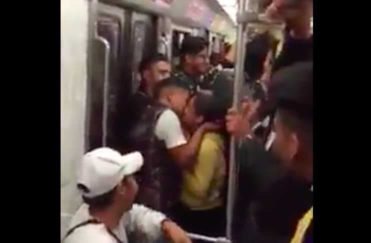 El video de la pedida de matrimonio en el Metro se hizo viral...pero no es la única historia chilanga de este tipo.