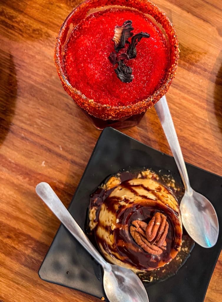 Fan y mezcalita de jamaica.