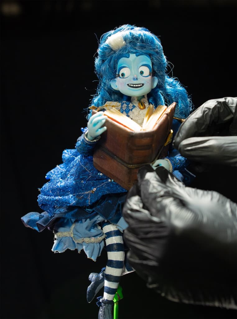 Escultura siendo manipulada en el taller de Cine Fantasma.