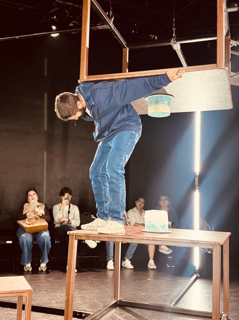 Mientras me como al mundo: la obra de teatro que expone el juicio al cuerpo masculino | Foto: Liz Basaldúa