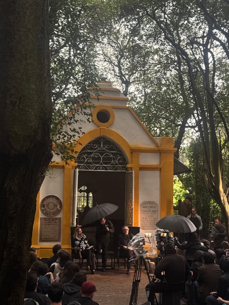 Tim Burton en CDMX: el director dio una máster class en  panteón | Foto: Liz Basaldúa 
