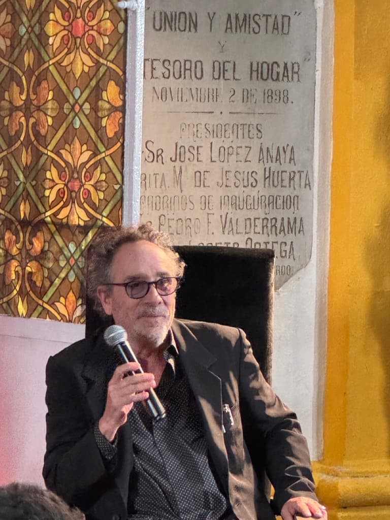 Tim Burton en CDMX: el director dio una máster class en  panteón | Foto: Liz Basaldúa 