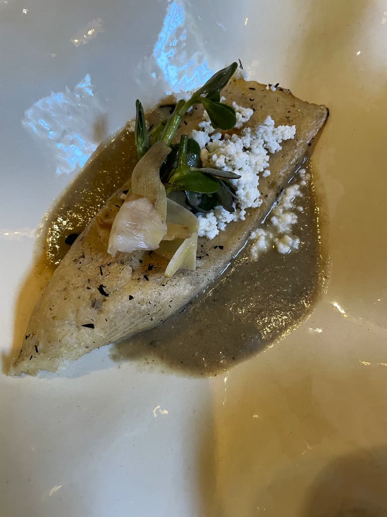 Tamal de ceniza y setas con queso de hormiga del restaurante Chimal Cocina Guanajuato