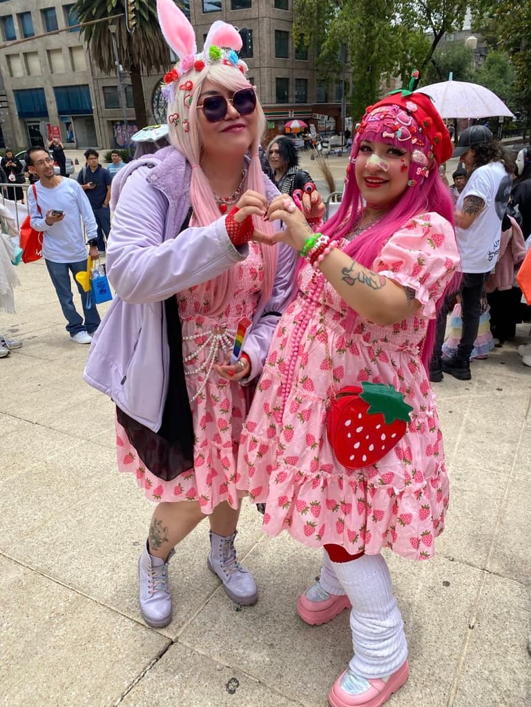 Comunidad J-Fashion en CDMX luciendo estilos Lolita y Decora de la moda japonesa. 