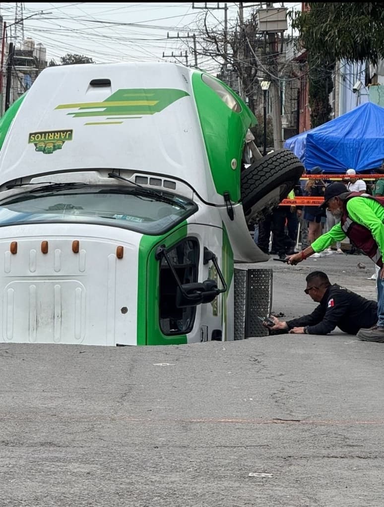 Socavón en Iztapalapa se traga camión repartidor de refrescos | Foto: Alcaldía Iztapalapa 