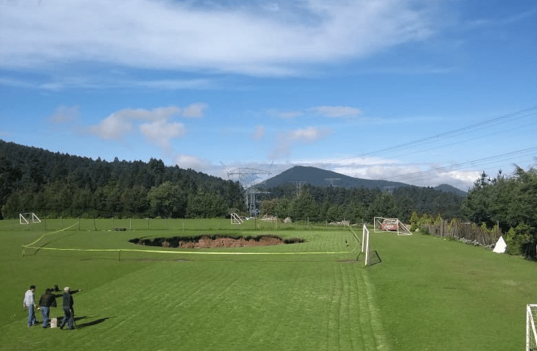 socavón en unas canchas de Cuajimalpa