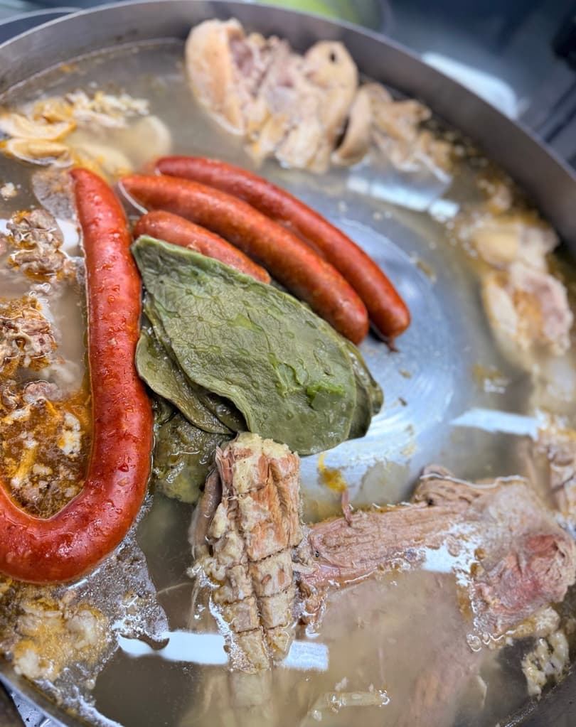 Puesto de comida en la colonia Obrera con variedad de tacos y antojitos mexicanos | Foto: Liz Basaldúa 