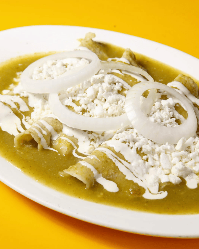 Enchiladas cerca del Estadio Banorte. 