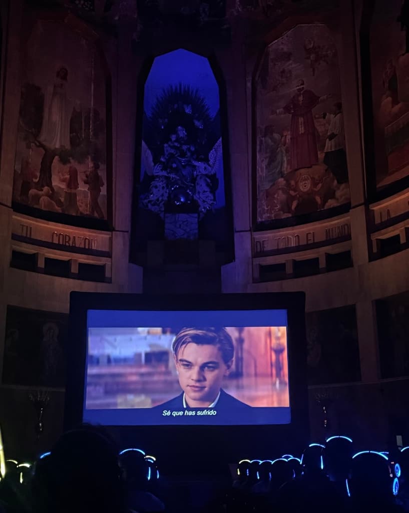 Romeo + Julieta con Leo DiCaprio se proyecta en la iglesia donde se filmó en CDMX | Foto: Liz Basaldúa 