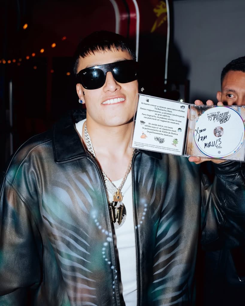 El Malilla mostrando un disco autografiado.