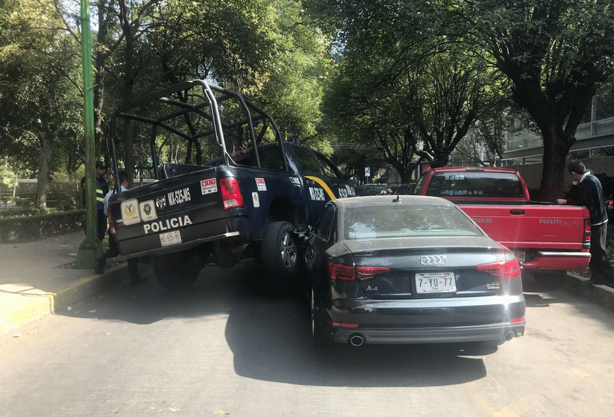 Choque de un audi y una patrulla