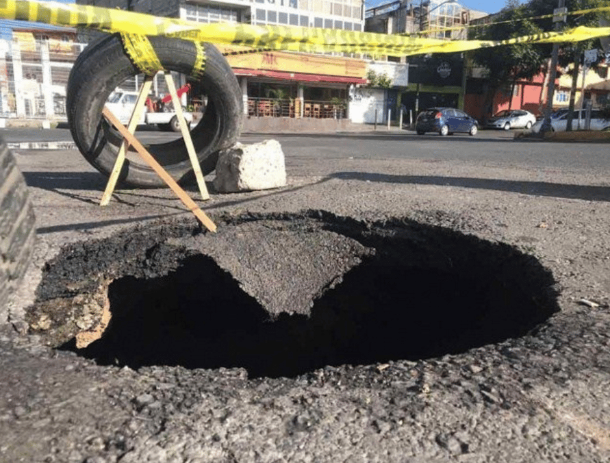 socavón en la avenida Santa Úrsula